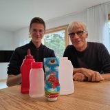 Le CEO de "Plast-Pack Switzerland", Olivier Herrmann (à droite), présente cinq de ses quarante articles en plastique. Il est accompagné de son collègue Florent Epiney.